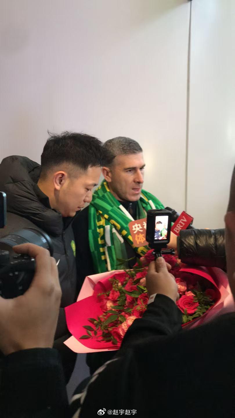 PG电子-新帅到位，国安主教练蒙哥马利已经抵达北京